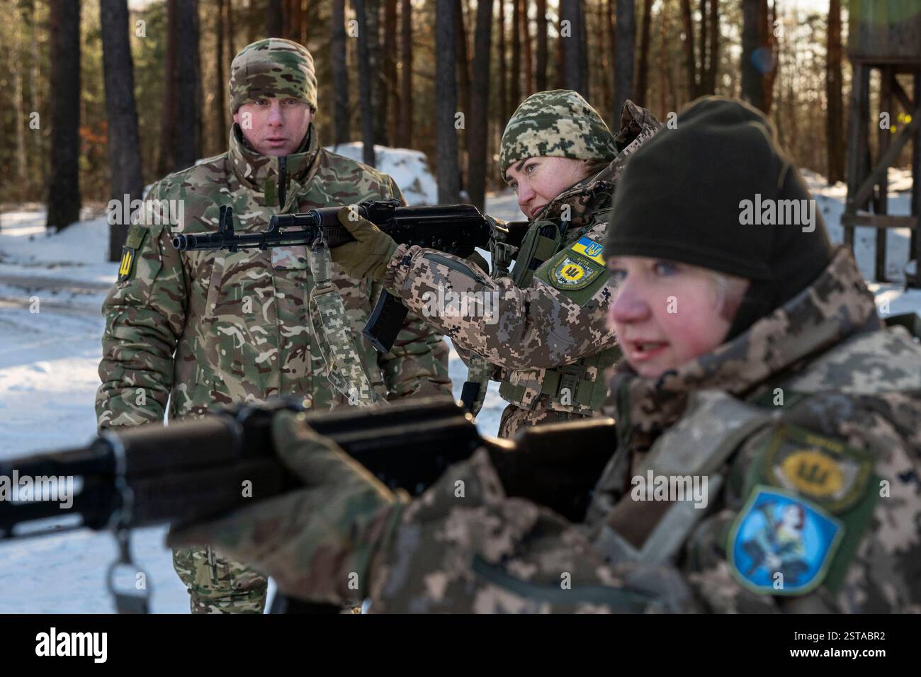 Kiev, Ukraine. 14 décembre 2024. Les sorcières de Bucha, un groupe de femmes soldats volontaires, suivent une formation au tir tactique. Au-delà de leur rôle militaire, ces volontaires jonglent avec des emplois civils, de l’enseignement à la médecine, faisant preuve de résilience et de détermination. Dans la banlieue de Kiev de Bucha, une unité de volontaires à prédominance féminine connue sous le nom de sorcières de Bucha joue un rôle crucial dans la défense de l'Ukraine, interceptant les attaques de drones russes. Composée principalement de femmes, dont beaucoup ont survécu aux horreurs de l'invasion initiale de la Russie, l'unité a été formée au fur et à mesure que davantage d'hommes ont été envoyés sur les lignes de front. Banque D'Images