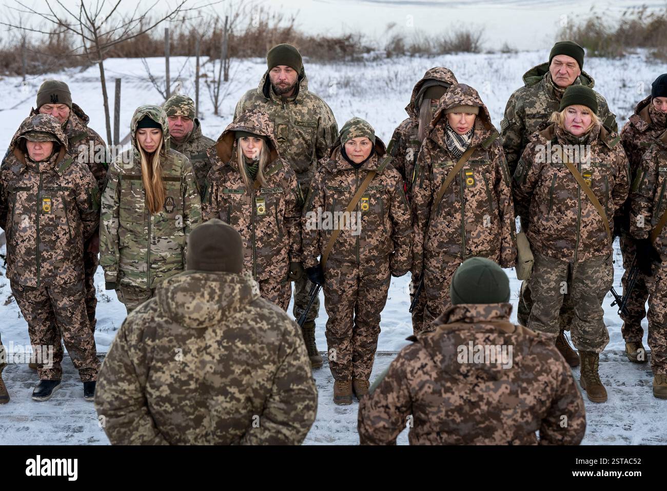 Les sorcières de Bucha, un groupe de femmes soldats volontaires, subissent des exercices et une formation au tir tactique. Au-delà de leur rôle militaire, ces volontaires jonglent avec des emplois civils, de l’enseignement à la médecine, faisant preuve de résilience et de détermination. Dans la banlieue de Kiev de Bucha, une unité de volontaires à prédominance féminine connue sous le nom de sorcières de Bucha joue un rôle crucial dans la défense de l'Ukraine, interceptant les attaques de drones russes. Composée principalement de femmes, dont beaucoup ont survécu aux horreurs de l'invasion initiale de la Russie, l'unité a été formée au fur et à mesure que davantage d'hommes ont été envoyés sur les lignes de front. Armé de vieillissement soviétique- Banque D'Images