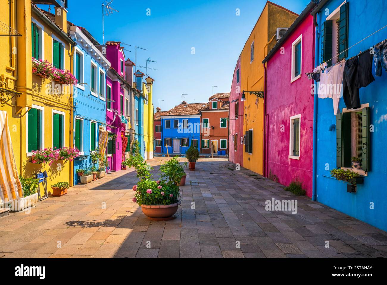Vue sur la rue de l'île Burano, maisons colorées dans la lagune vénitienne. Région de Vénétie, Venise, Italie Banque D'Images