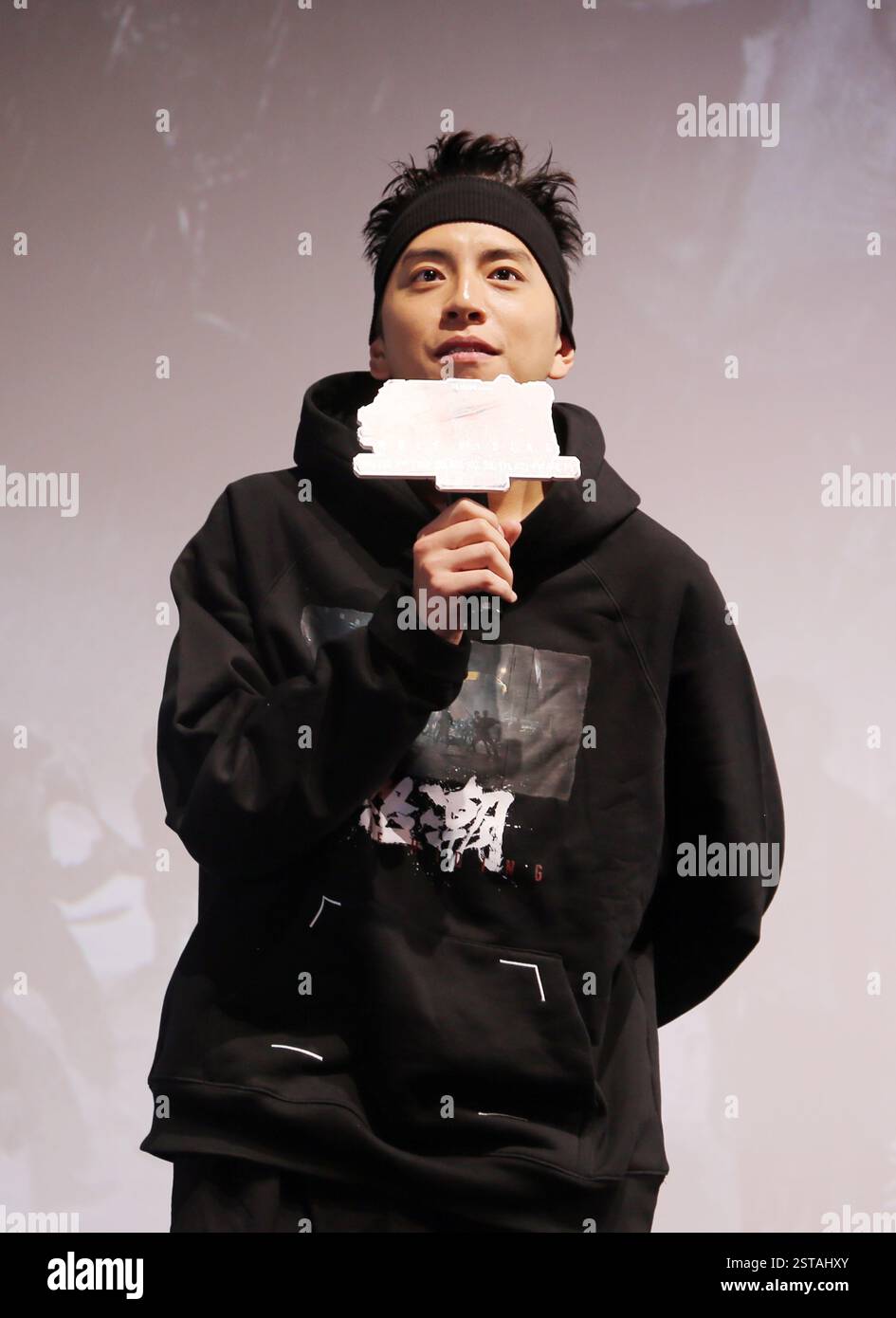 (FILE) L'acteur taïwanais WangTalu assiste à une première de film au Shanghai Cinema à Shanghai, en Chine, le 16 décembre 2023. Banque D'Images