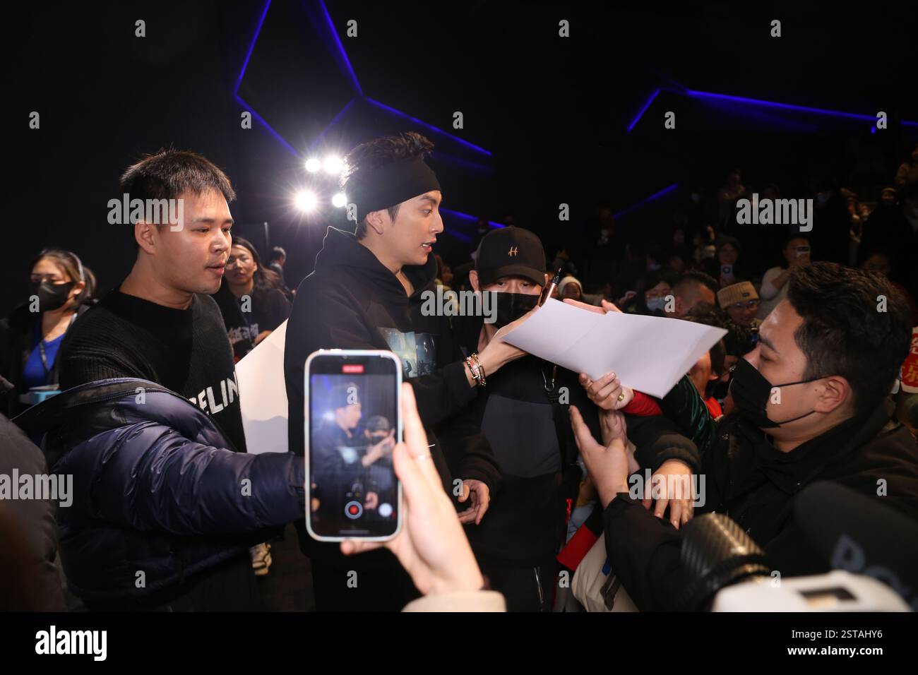 (FILE) L'acteur taïwanais WangTalu assiste à une première de film au Shanghai Cinema à Shanghai, en Chine, le 16 décembre 2023. Banque D'Images