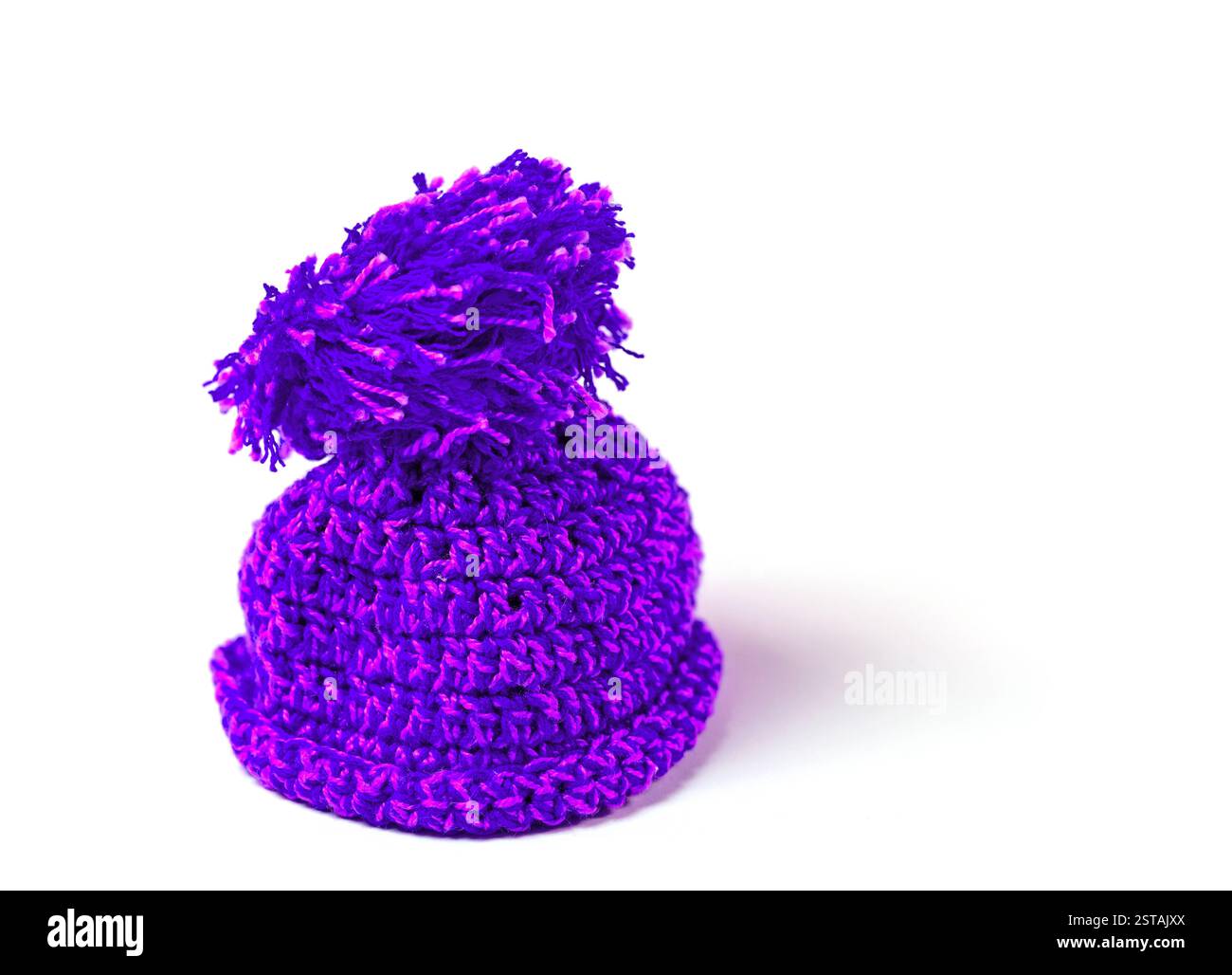 Chapeau bleu Bobble sur un fond blanc Banque D'Images
