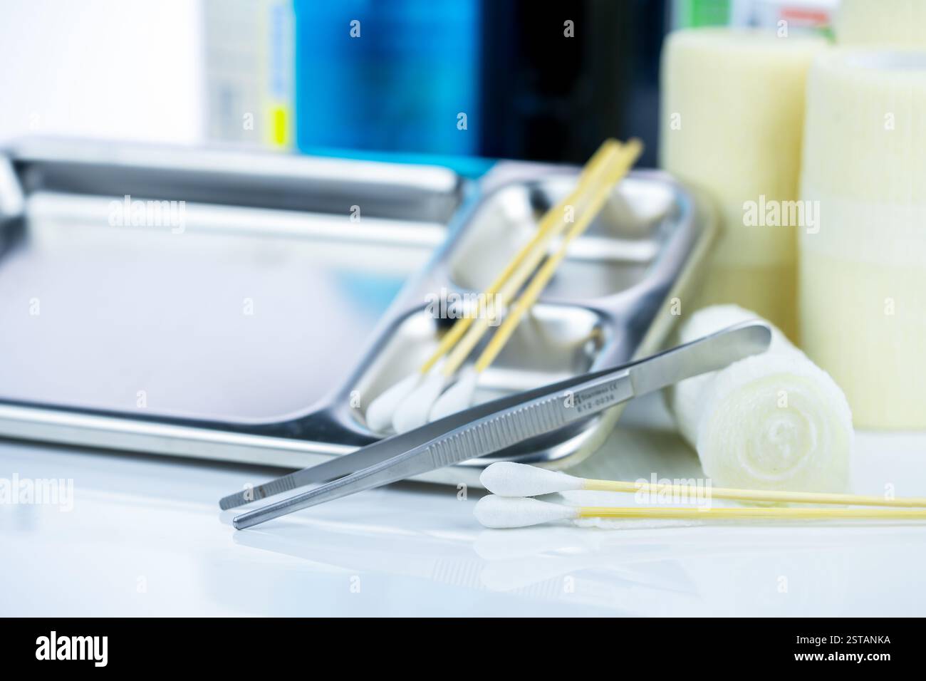 EQUIPEMENT médical pour le traitement des infections. Ensemble de pansements pour le soin des plaies Fournitures médicales pour infirmières. Bandage conforme, pince, bâton de coton, alcool. Banque D'Images