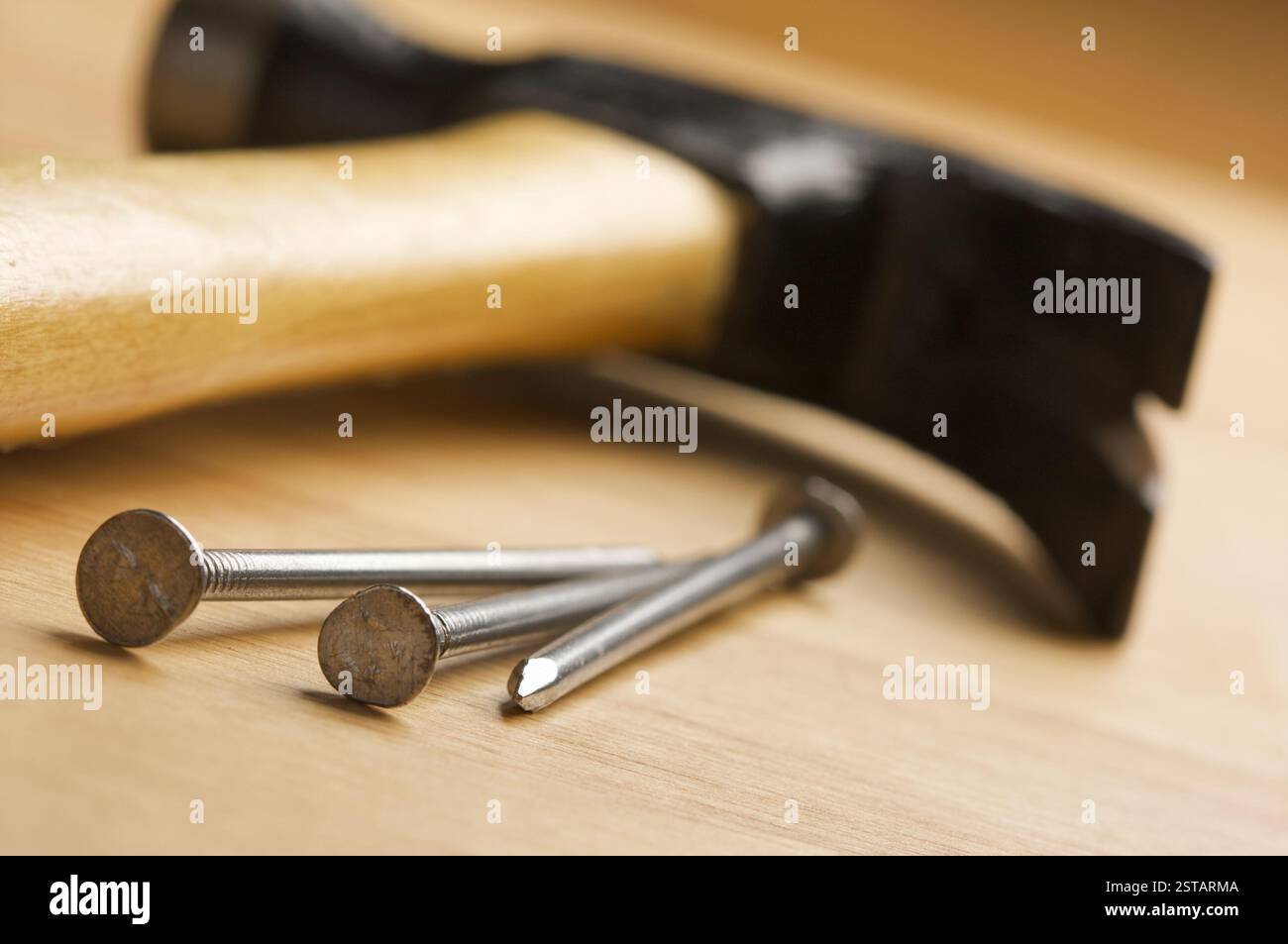 Hammer and Nails abrégé sur fond de bois. Banque D'Images