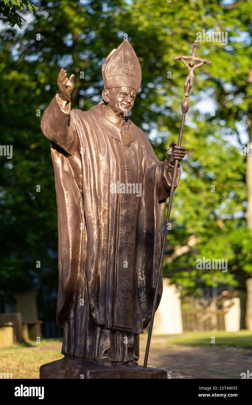 Statue en bronze d'une figure religieuse dans un parc Banque D'Images
