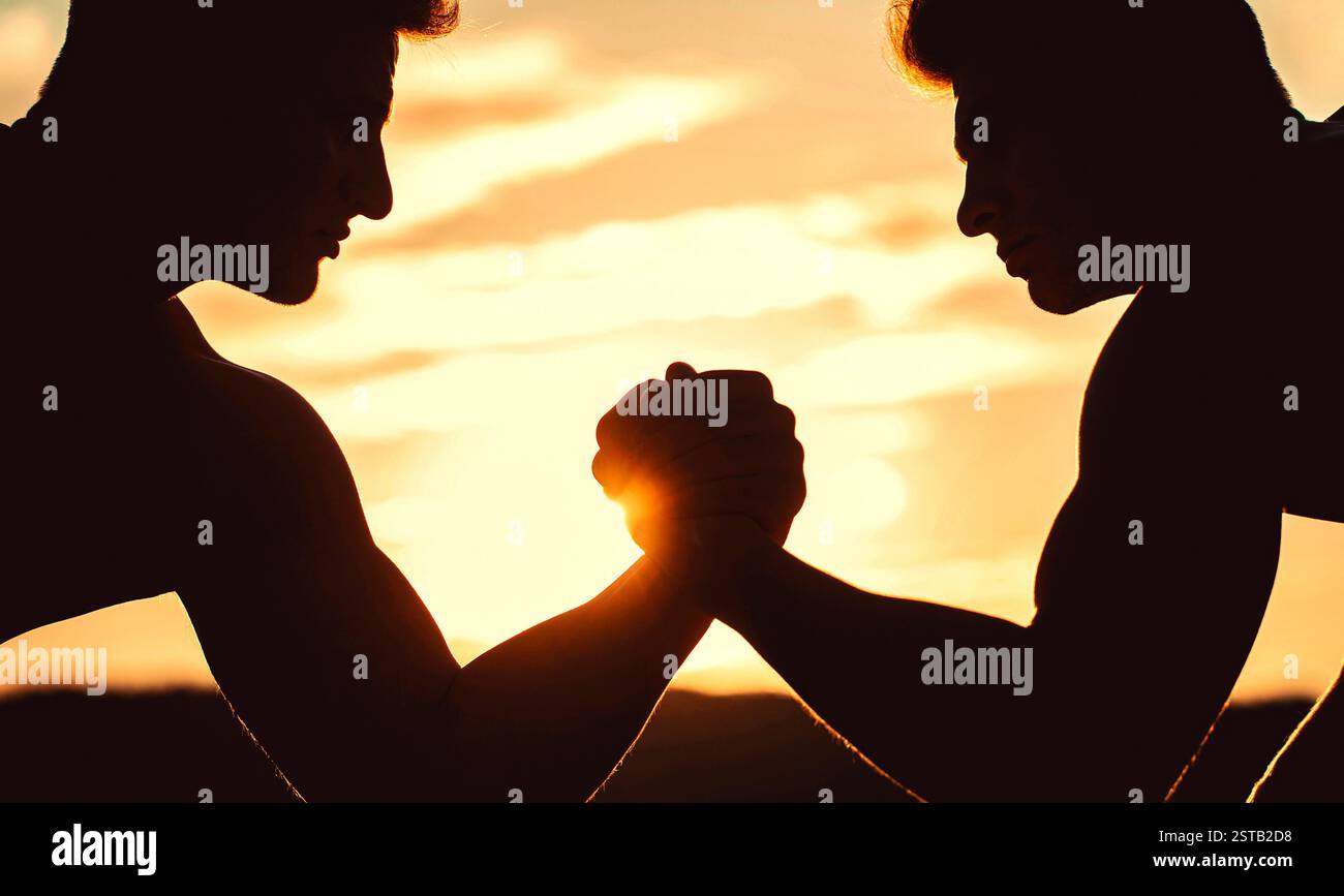 Style poignée de main de catch. Bras forts et musclés. Concept de geste de poignée de main amicale. Amis ou concurrent. Silhouette de mains qui rivalisent Banque D'Images