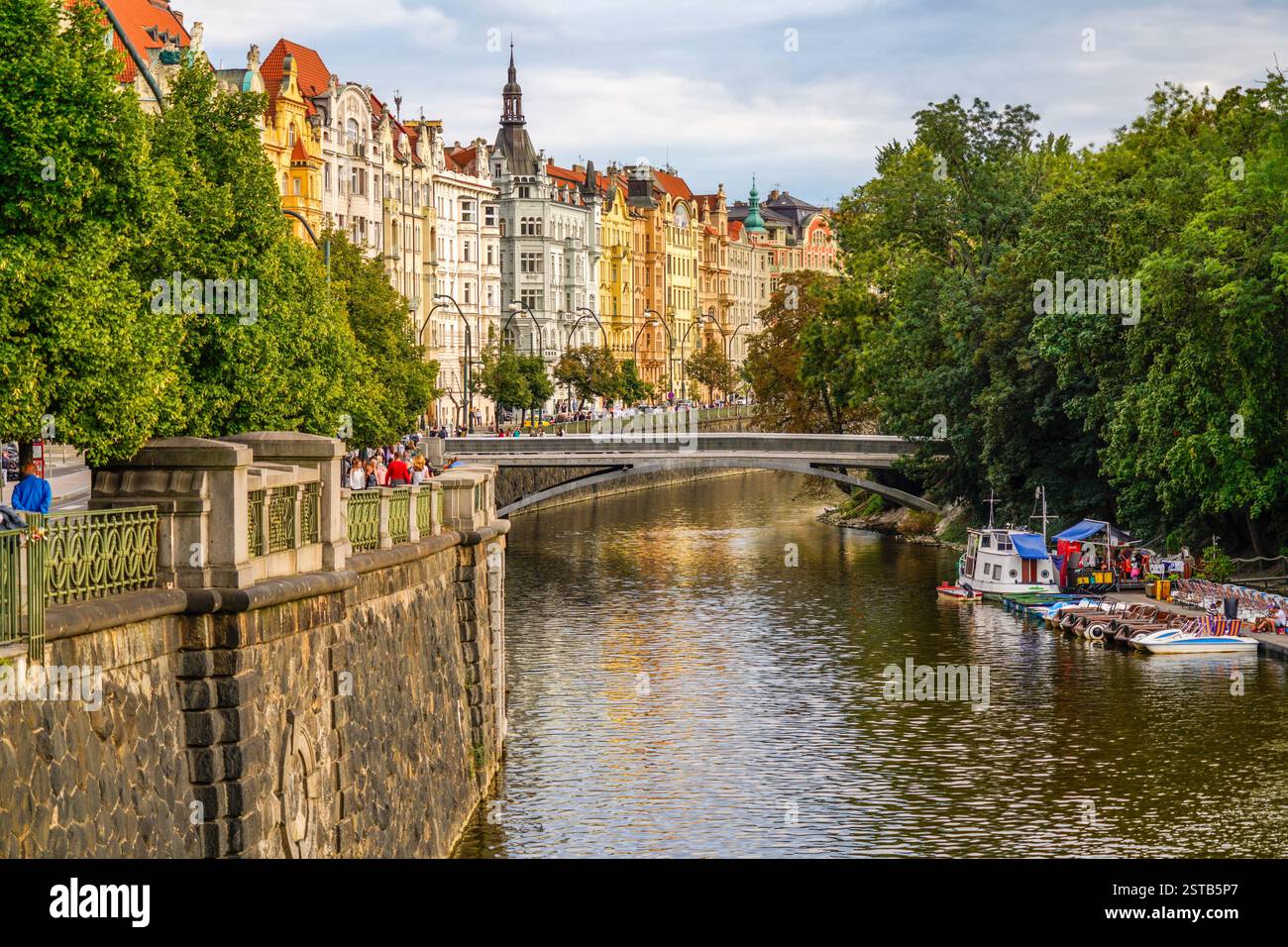 Prague paysage urbain panoramique de bateaux sur la rivière Vltava, pont et rue de la ville dans le quartier historique de la vieille ville bordée de bâtiments colorés, jour. Banque D'Images