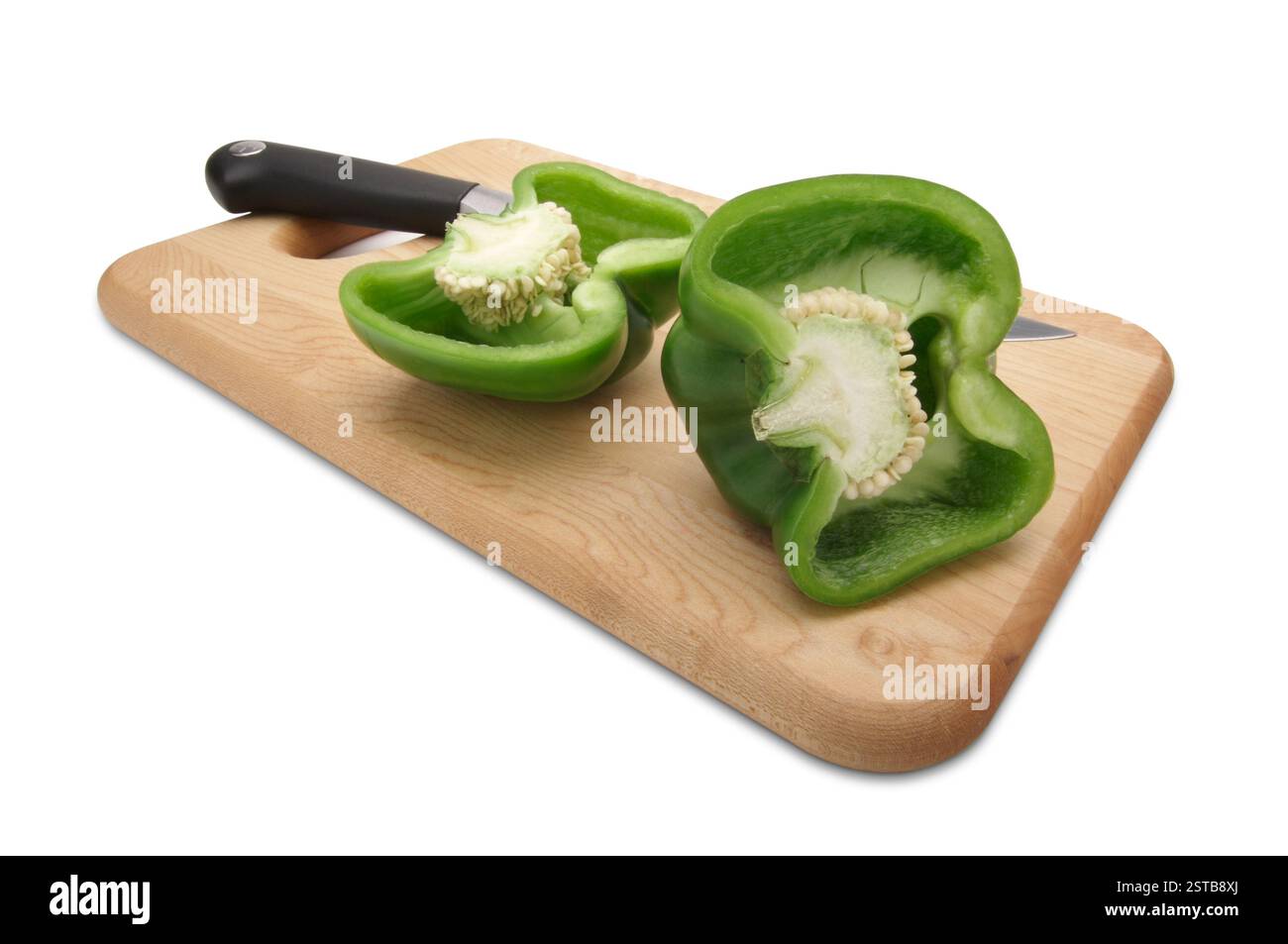 Coupez le poivron vert et le couteau sur une planche à découper en bois Banque D'Images