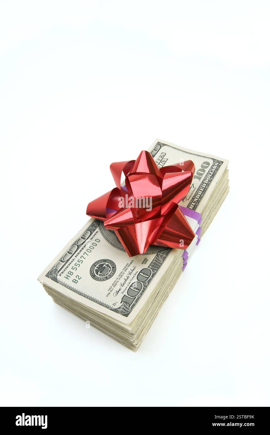 Pile d'argent avec Bow isolé sur un fond blanc. Banque D'Images