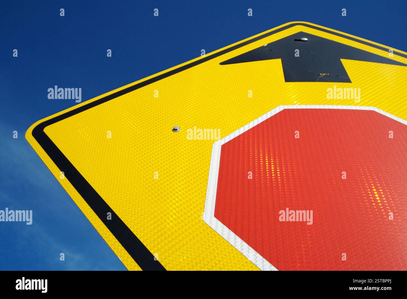 Arrêtez-vous devant le panneau routier sur Blue Sky Banque D'Images