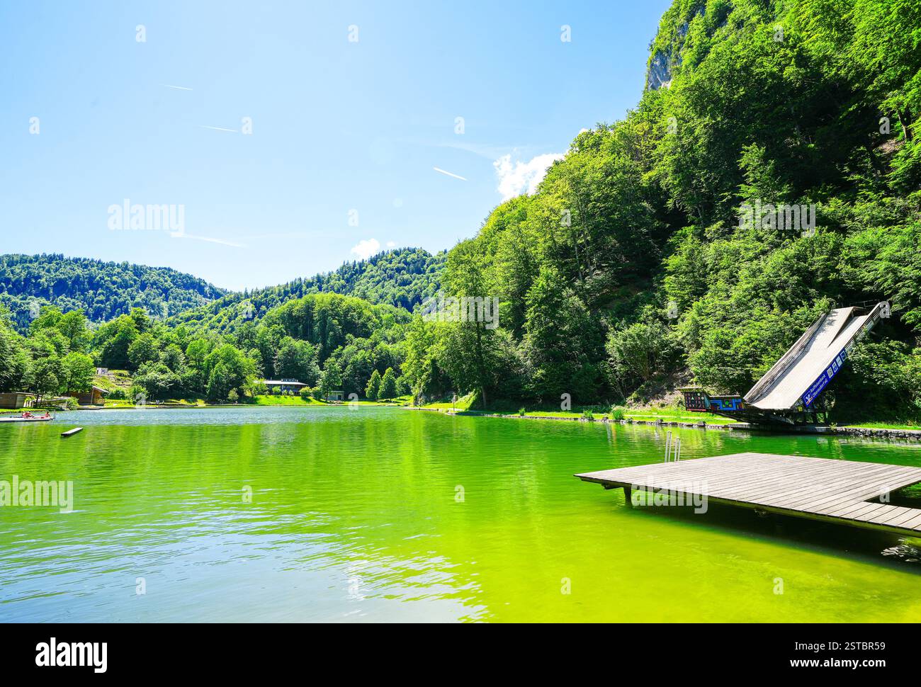 Vue sur le Luegsteinsee près d'Oberaudorf. Lac naturel de baignade avec la nature environnante. Banque D'Images