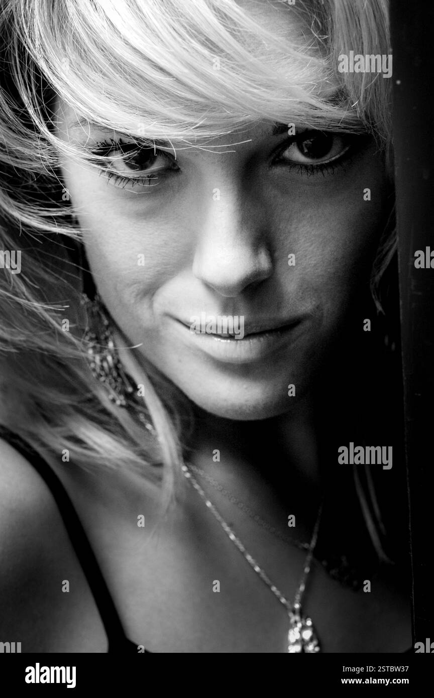 GWENNO, JEUNE, SHOOTING MODE, 2003 : un shooting mode avec la jeune star galloise Gwenno Saunders à Cardiff, pays de Galles, Royaume-Uni le 30 janvier 2003. Photographie : Rob Watkins. INFO : Gwenno Saunders est un chanteur gallois, auteur-compositeur et ancien membre des pipettes. Née le 23 mai 1981, elle est connue pour son travail solo mêlant indie pop et influences électroniques, chantant souvent en gallois et cornouailles. Banque D'Images