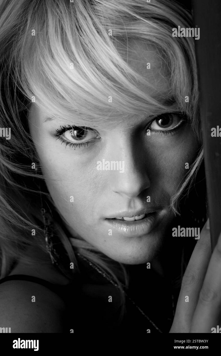 GWENNO, JEUNE, SHOOTING MODE, 2003 : un shooting mode avec la jeune star galloise Gwenno Saunders à Cardiff, pays de Galles, Royaume-Uni le 30 janvier 2003. Photographie : Rob Watkins. INFO : Gwenno Saunders est un chanteur gallois, auteur-compositeur et ancien membre des pipettes. Née le 23 mai 1981, elle est connue pour son travail solo mêlant indie pop et influences électroniques, chantant souvent en gallois et cornouailles. Banque D'Images