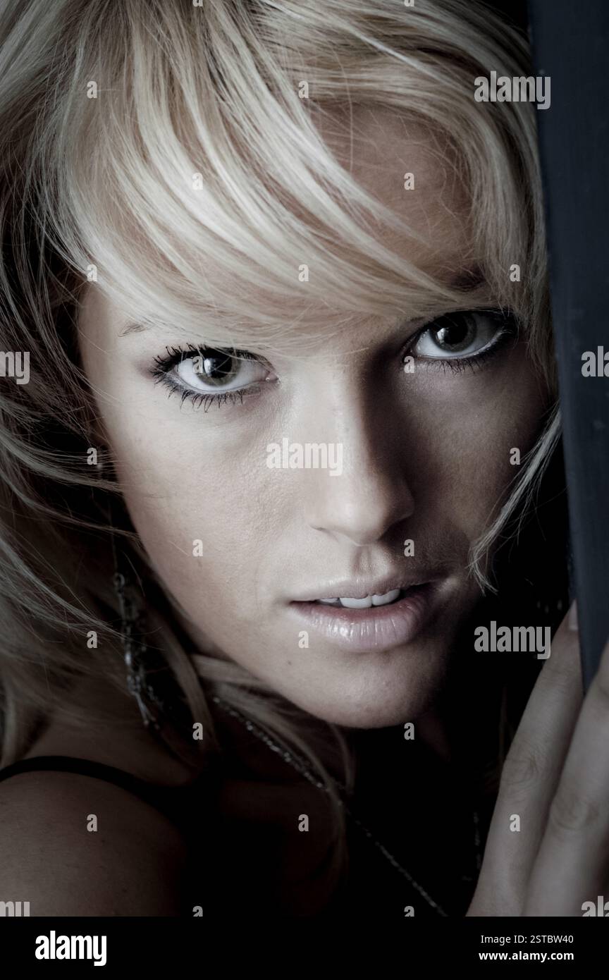 GWENNO, JEUNE, SHOOTING MODE, 2003 : un shooting mode avec la jeune star galloise Gwenno Saunders à Cardiff, pays de Galles, Royaume-Uni le 30 janvier 2003. Photographie : Rob Watkins. INFO : Gwenno Saunders est un chanteur gallois, auteur-compositeur et ancien membre des pipettes. Née le 23 mai 1981, elle est connue pour son travail solo mêlant indie pop et influences électroniques, chantant souvent en gallois et cornouailles. Banque D'Images