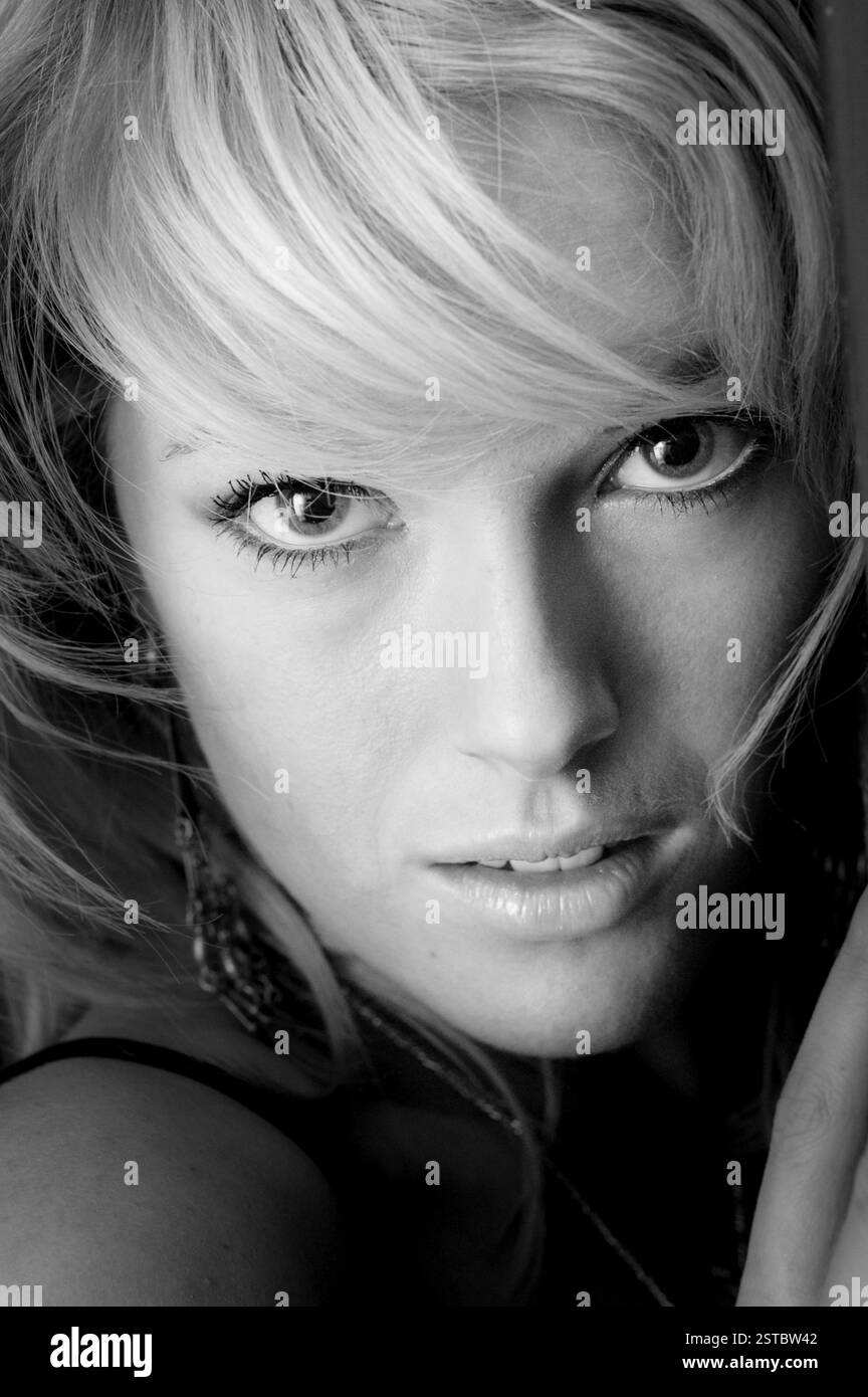 GWENNO, JEUNE, SHOOTING MODE, 2003 : un shooting mode avec la jeune star galloise Gwenno Saunders à Cardiff, pays de Galles, Royaume-Uni le 30 janvier 2003. Photographie : Rob Watkins. INFO : Gwenno Saunders est un chanteur gallois, auteur-compositeur et ancien membre des pipettes. Née le 23 mai 1981, elle est connue pour son travail solo mêlant indie pop et influences électroniques, chantant souvent en gallois et cornouailles. Banque D'Images