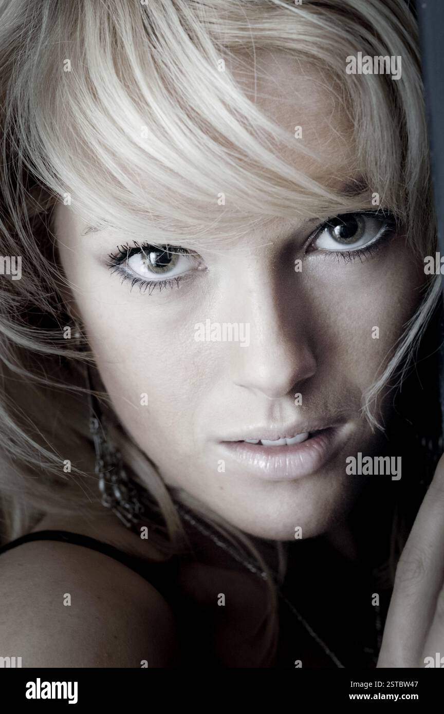 GWENNO, JEUNE, SHOOTING MODE, 2003 : un shooting mode avec la jeune star galloise Gwenno Saunders à Cardiff, pays de Galles, Royaume-Uni le 30 janvier 2003. Photographie : Rob Watkins. INFO : Gwenno Saunders est un chanteur gallois, auteur-compositeur et ancien membre des pipettes. Née le 23 mai 1981, elle est connue pour son travail solo mêlant indie pop et influences électroniques, chantant souvent en gallois et cornouailles. Banque D'Images