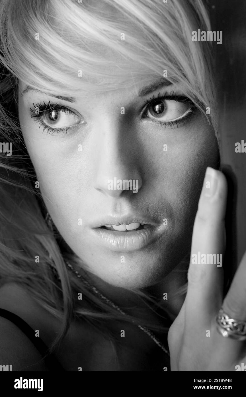 GWENNO, JEUNE, SHOOTING MODE, 2003 : un shooting mode avec la jeune star galloise Gwenno Saunders à Cardiff, pays de Galles, Royaume-Uni le 30 janvier 2003. Photographie : Rob Watkins. INFO : Gwenno Saunders est un chanteur gallois, auteur-compositeur et ancien membre des pipettes. Née le 23 mai 1981, elle est connue pour son travail solo mêlant indie pop et influences électroniques, chantant souvent en gallois et cornouailles. Banque D'Images