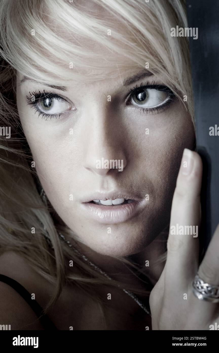 GWENNO, JEUNE, SHOOTING MODE, 2003 : un shooting mode avec la jeune star galloise Gwenno Saunders à Cardiff, pays de Galles, Royaume-Uni le 30 janvier 2003. Photographie : Rob Watkins. INFO : Gwenno Saunders est un chanteur gallois, auteur-compositeur et ancien membre des pipettes. Née le 23 mai 1981, elle est connue pour son travail solo mêlant indie pop et influences électroniques, chantant souvent en gallois et cornouailles. Banque D'Images