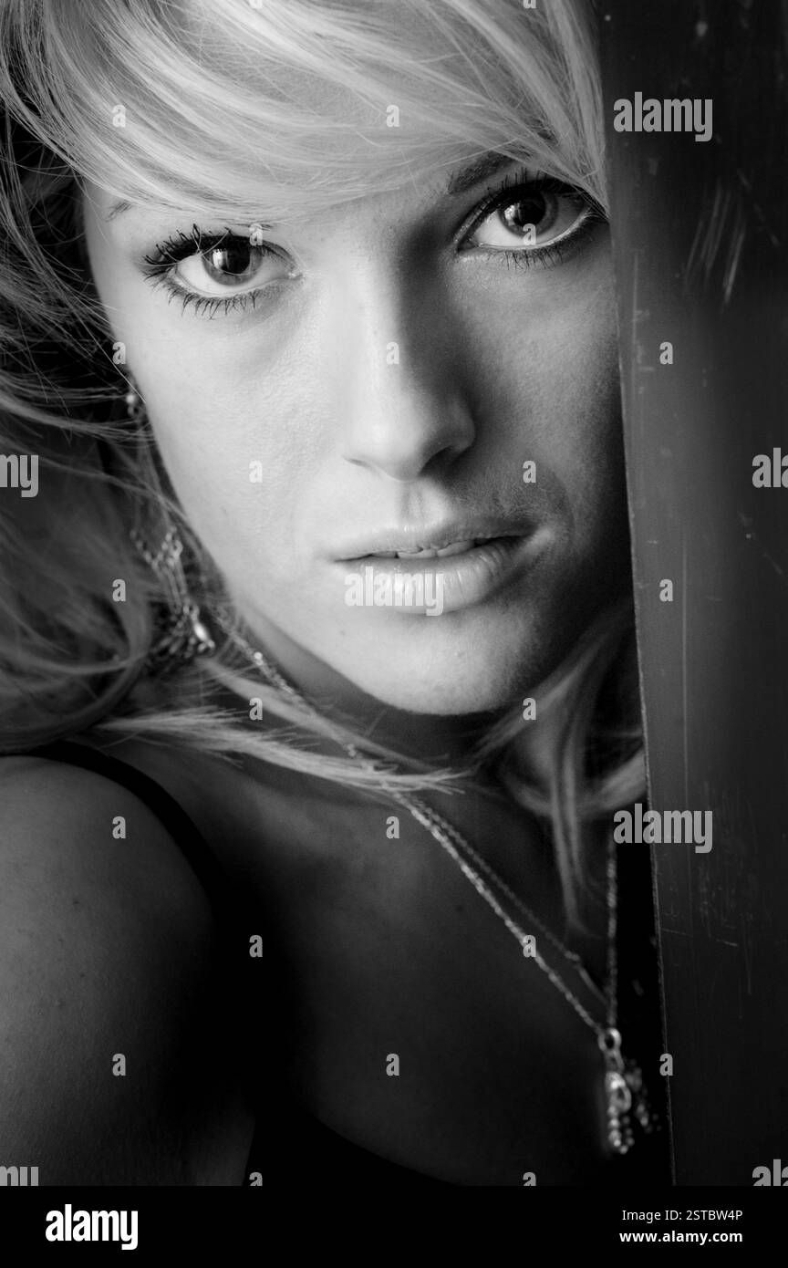 GWENNO, JEUNE, SHOOTING MODE, 2003 : un shooting mode avec la jeune star galloise Gwenno Saunders à Cardiff, pays de Galles, Royaume-Uni le 30 janvier 2003. Photographie : Rob Watkins. INFO : Gwenno Saunders est un chanteur gallois, auteur-compositeur et ancien membre des pipettes. Née le 23 mai 1981, elle est connue pour son travail solo mêlant indie pop et influences électroniques, chantant souvent en gallois et cornouailles. Banque D'Images