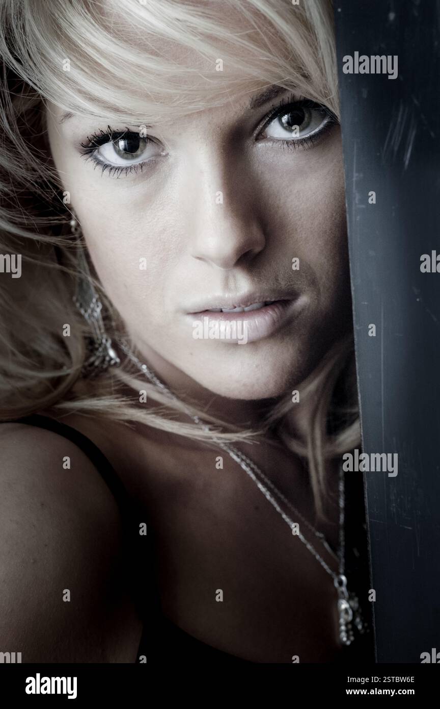 GWENNO, JEUNE, SHOOTING MODE, 2003 : un shooting mode avec la jeune star galloise Gwenno Saunders à Cardiff, pays de Galles, Royaume-Uni le 30 janvier 2003. Photographie : Rob Watkins. INFO : Gwenno Saunders est un chanteur gallois, auteur-compositeur et ancien membre des pipettes. Née le 23 mai 1981, elle est connue pour son travail solo mêlant indie pop et influences électroniques, chantant souvent en gallois et cornouailles. Banque D'Images