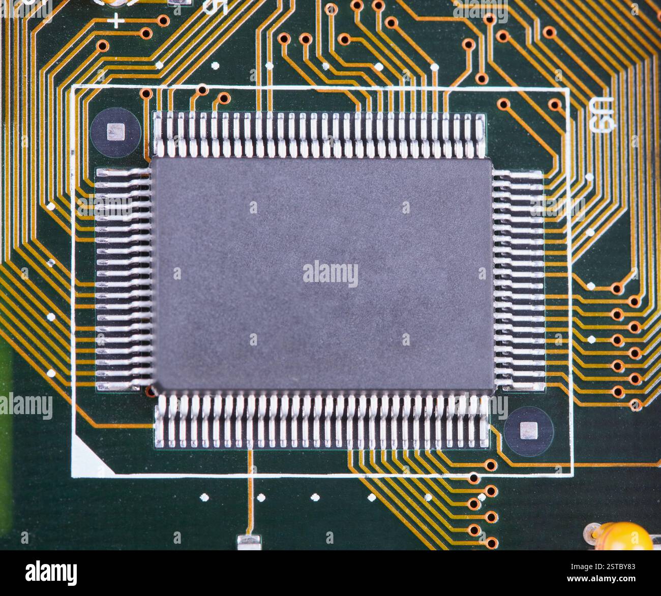 Grand microcircuit intégré sur la surface de la carte de circuit imprimé Banque D'Images