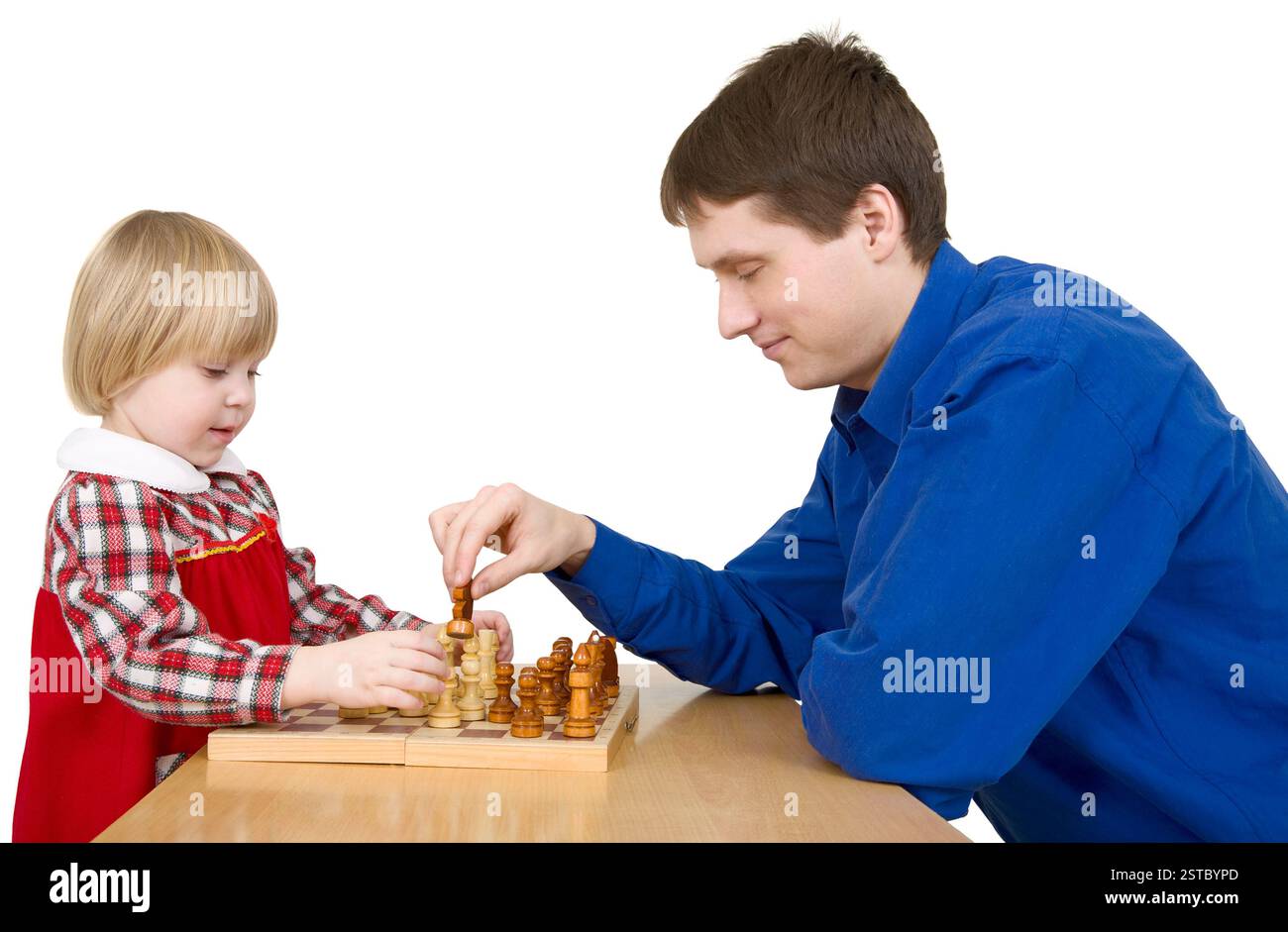 L'homme et l'enfant jouent aux échecs Banque D'Images