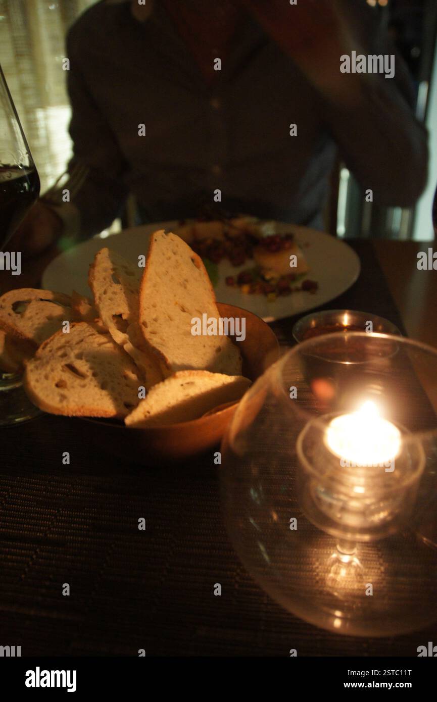 Dîner seul à Miami. Set de table avec assiette, verre à vin, pain. Repas solo. Plaisir tranquille. Banque D'Images Dîner seul à Miami. Set de table avec assiette, verre à vin, pain. Repas solo. Plaisir tranquille. Banque D'Images