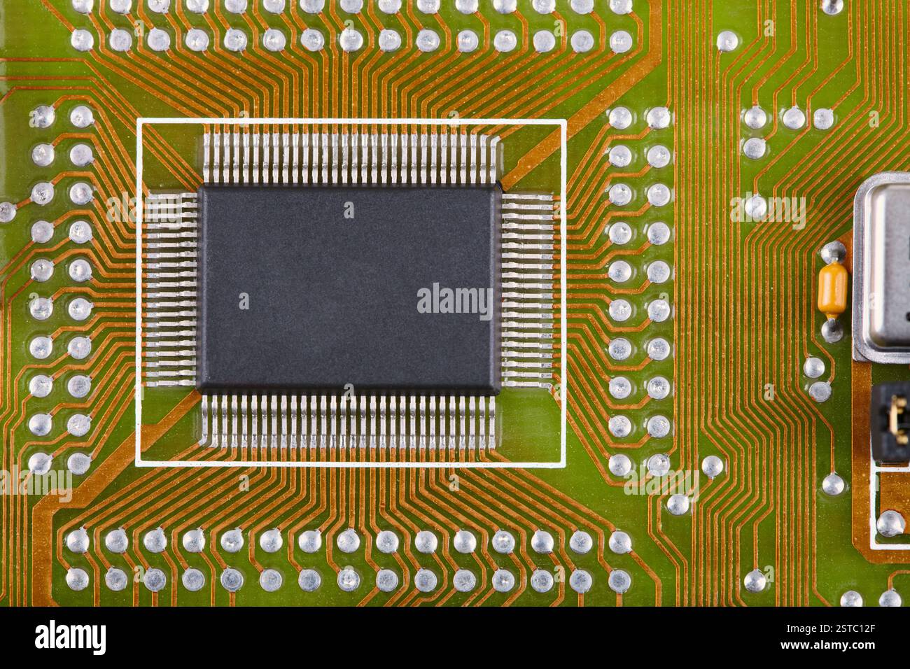 Microcircuit soudé à une plaque électronique Banque D'Images