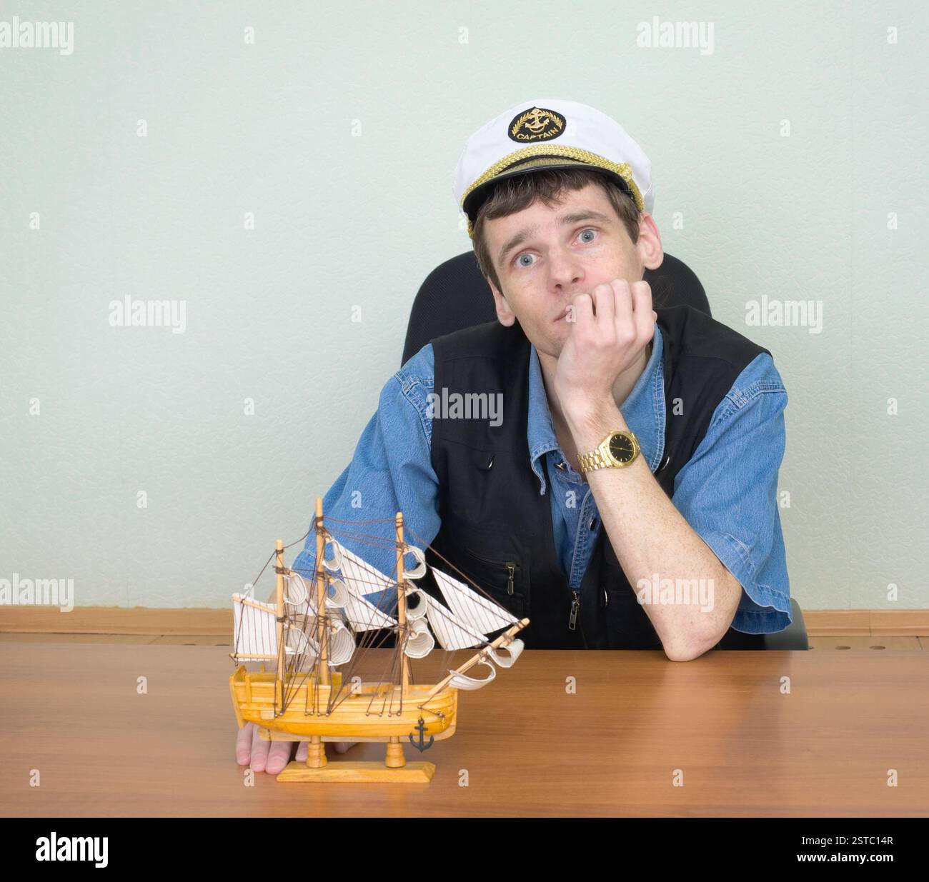 Homme avec maquette d'un voilier Banque D'Images