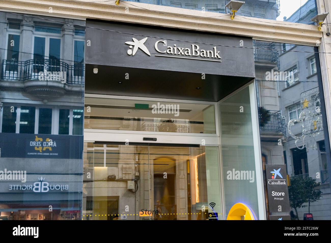 Vigo, Espagne - 14 janvier 2025 : vue extérieure d'une succursale de la Banque Caixa dans le centre-ville de Vigo Banque D'Images