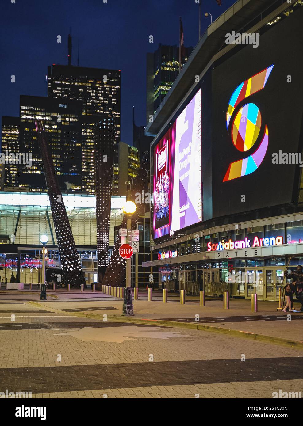 Logo illuminé de la Banque Scotia la nuit. Publicité numérique extérieure à l'extérieur de l'aréna Scotiabank. Stade de hockey sur glace Scotia Arena à Toronto, Canada. L Banque D'Images Logo illuminé de la Banque Scotia la nuit. Publicité numérique extérieure à l'extérieur de l'aréna Scotiabank. Stade de hockey sur glace Scotia Arena à Toronto, Canada. L Banque D'Images