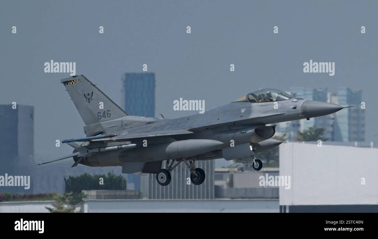 Les chasseurs F-16 de l'armée de l'air de la République de Singapour retournent à la base Banque D'Images