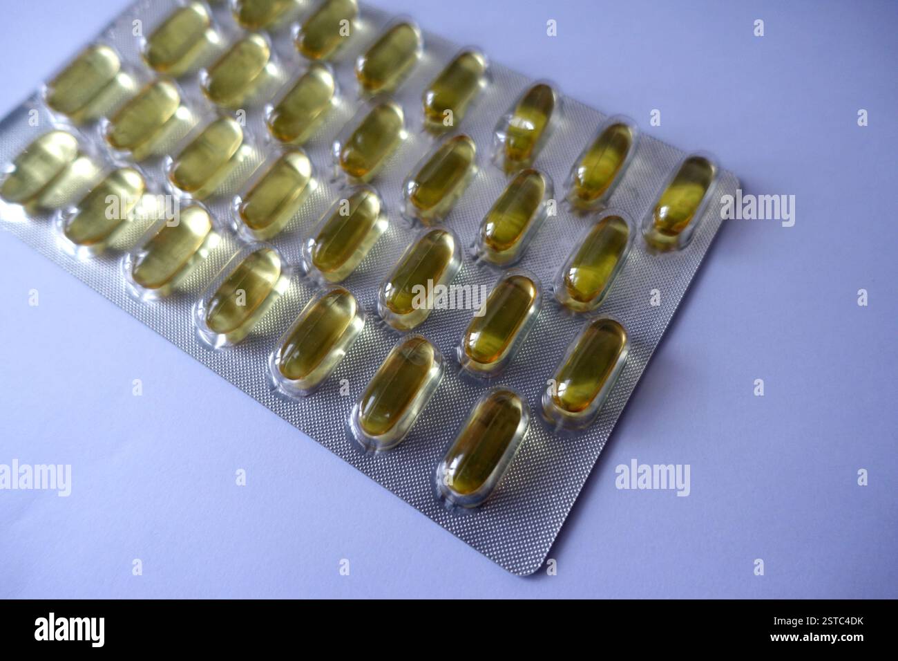 Un Blister-Pack contenant 30 1000 mg de capsules d'huile de poisson purifiée Oméga 3 haute résistance Banque D'Images