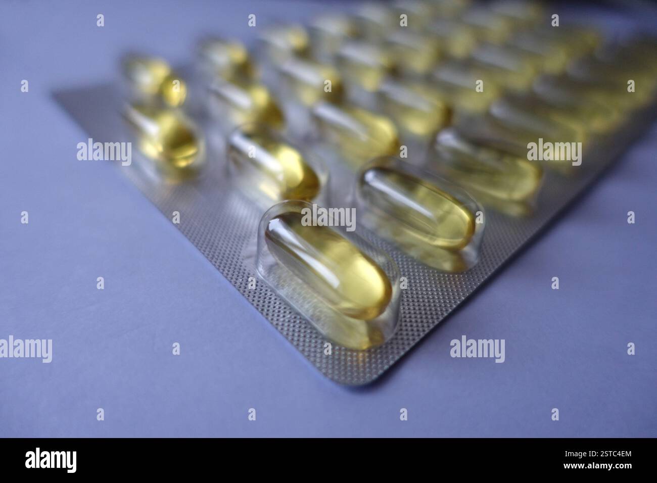 Un Blister-Pack contenant 30 1000 mg de capsules d'huile de poisson purifiée Oméga 3 haute résistance Banque D'Images