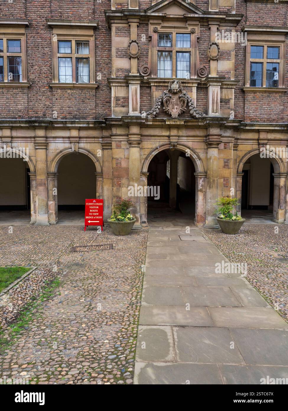 Panneau rouge pour visiteurs, vers le pont des Soupirs, St Johns College, Université de Cambridge, Cambridge, Cambridgeshire, Angleterre, Royaume-Uni, GB. Banque D'Images Panneau rouge pour visiteurs, vers le pont des Soupirs, St Johns College, Université de Cambridge, Cambridge, Cambridgeshire, Angleterre, Royaume-Uni, GB. Banque D'Images