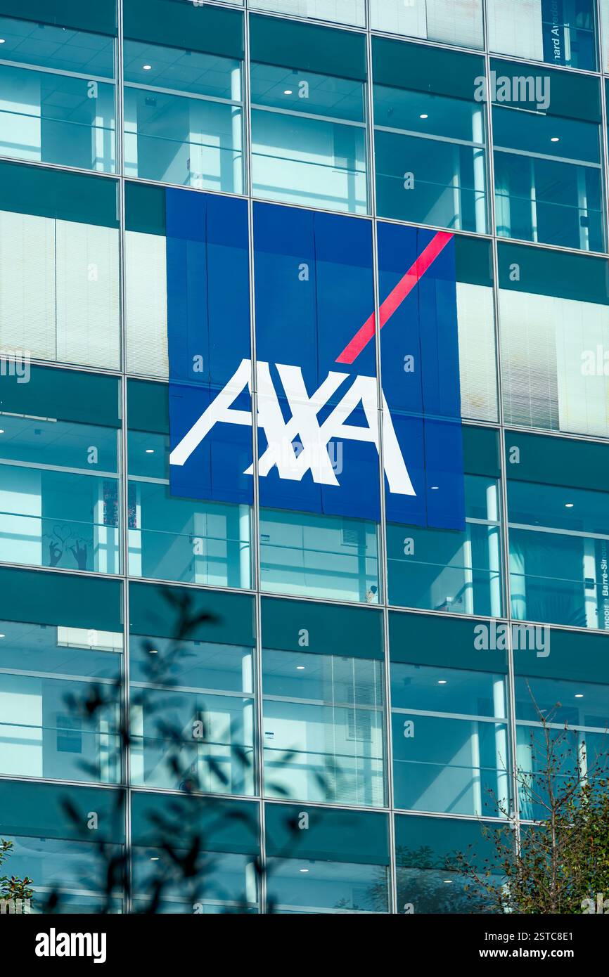 Enseigne et logo sur la façade du siège d'Axa, à Paris la Défense. AXA est une société internationale française d’assurance et de gestion d’actifs Banque D'Images