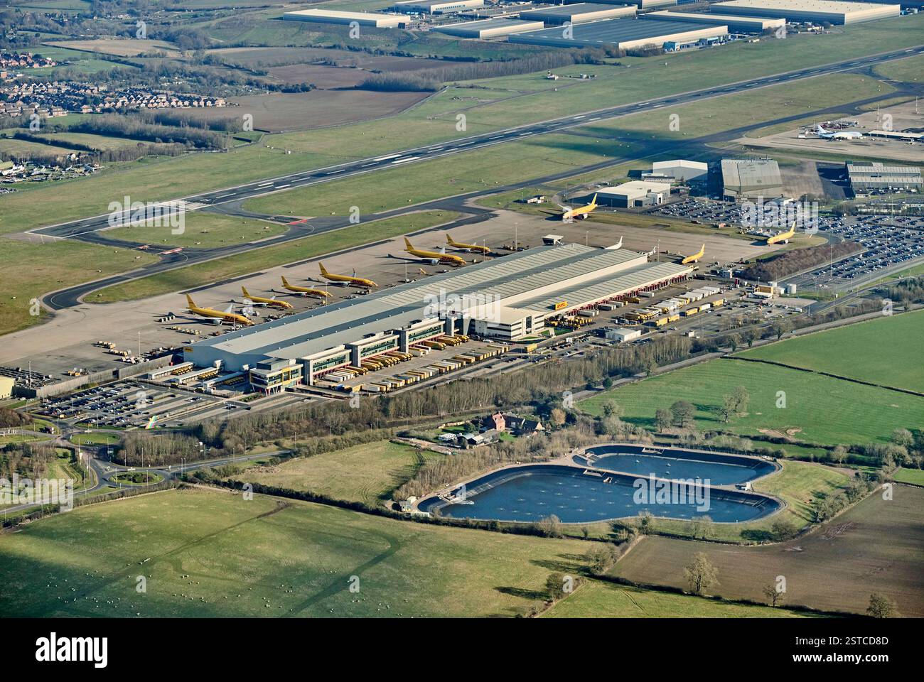 Vue aérienne de l'entrepôt et du terminal de fret aérien de DHL, aéroport East Midlands, au sud de Nottingham, Angleterre, Royaume-Uni Banque D'Images