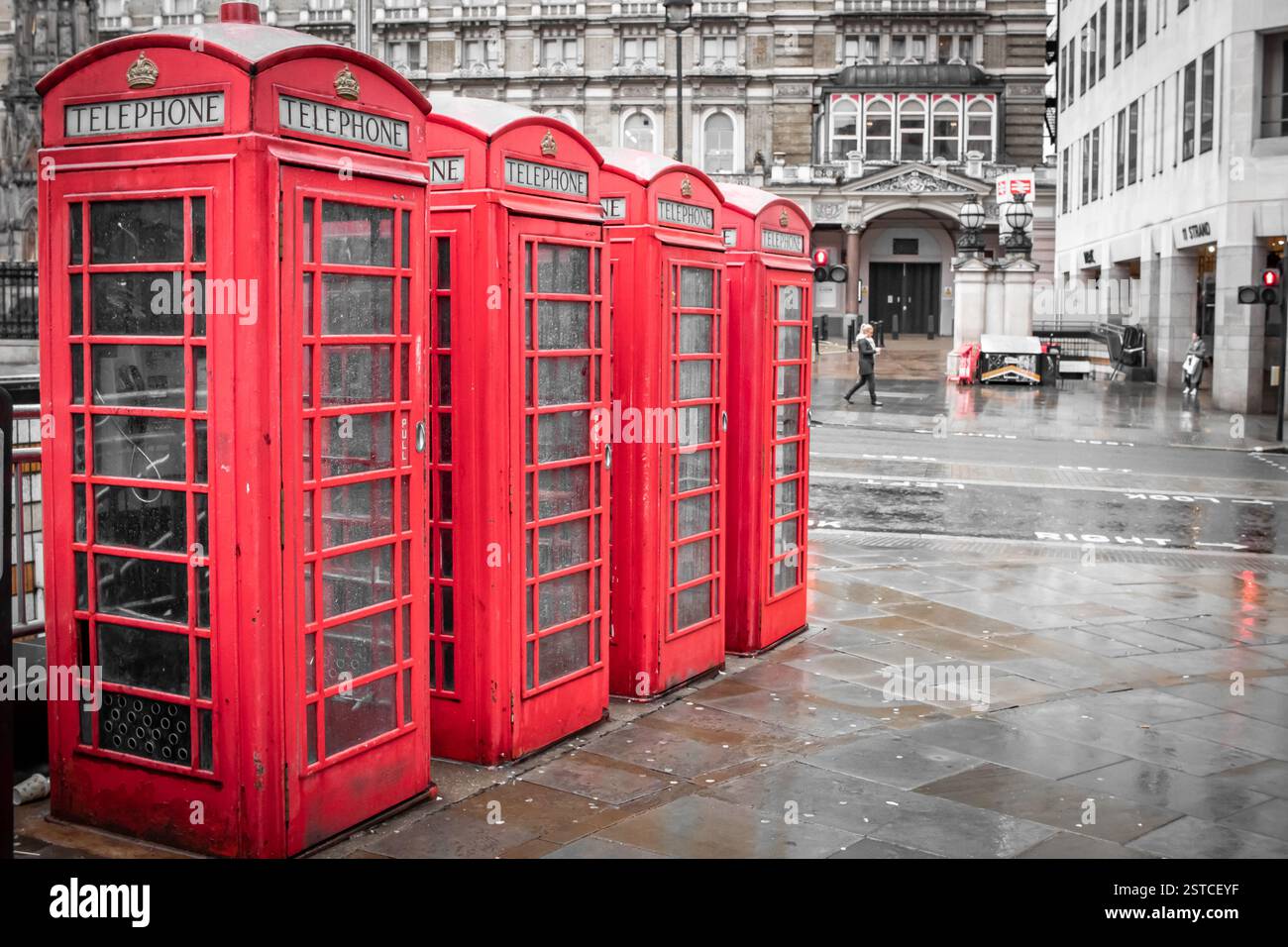 Cabines téléphoniques rouges vintage londoniennes alignées le long d'une rue du centre-ville de Londres. Photo prise à Londres Royaume-Uni Banque D'Images