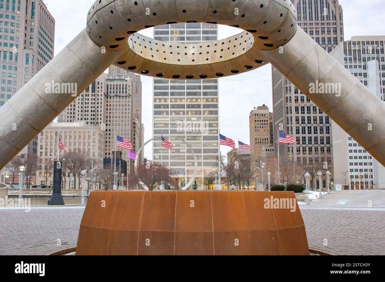Centre-ville de Detroit Michigan bâtiments de la ville et drapeaux américains à Hart Plaza par une journée de neige nuageuse d'hiver Banque D'Images
