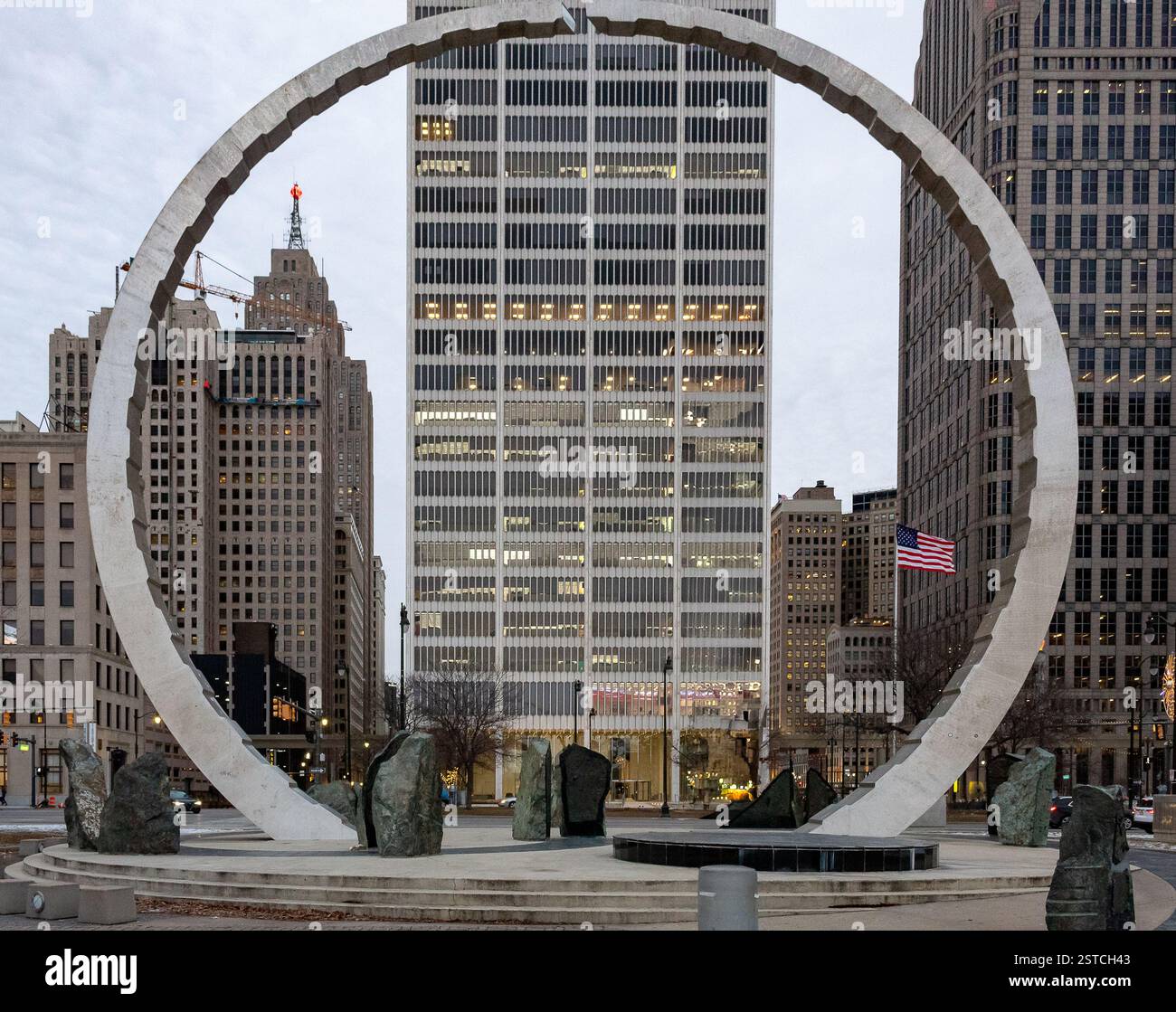 Centre-ville de Detroit Michigan bâtiments de la ville et drapeaux américains à Hart Plaza par une journée de neige nuageuse d'hiver Banque D'Images