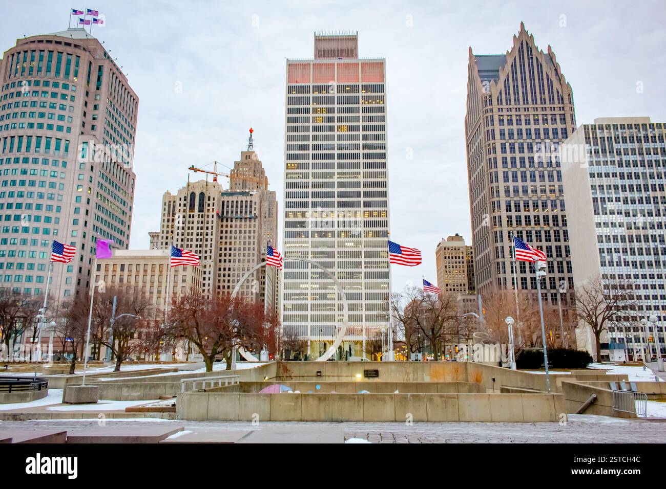 Centre-ville de Detroit Michigan bâtiments de la ville et drapeaux américains à Hart Plaza par une journée de neige nuageuse d'hiver Banque D'Images