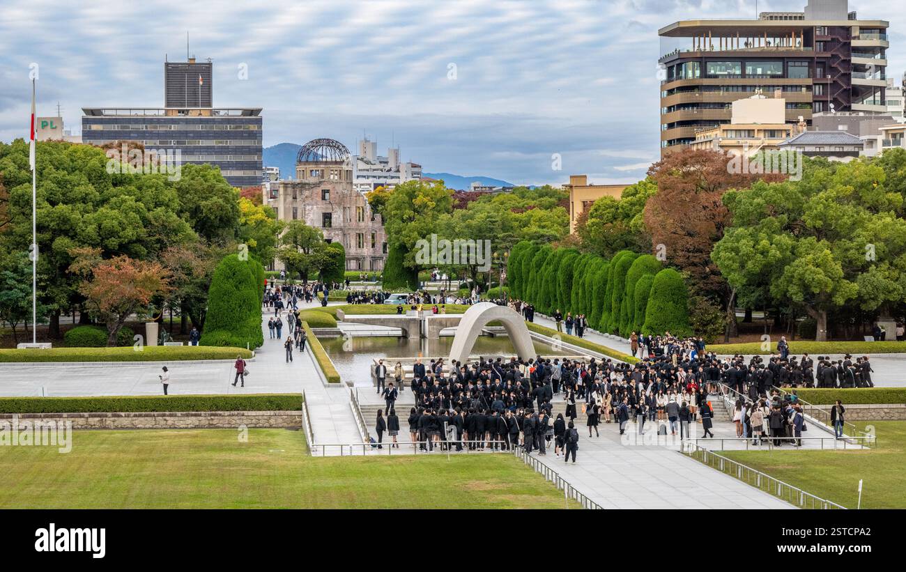 Le Parc du Mémorial de la paix avec des fêtes scolaires, Hiroshima, Japon Banque D'Images