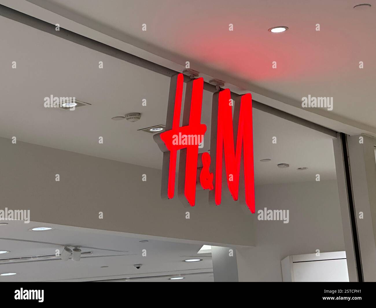 Guangzhou, Chine - 27 janvier 2024 : magasin HM. HM Hennes and Mauritz AB, également connu sous le nom de HM Group, est une multinationale de vêtements. - Image de stock capturée avec un smartphone