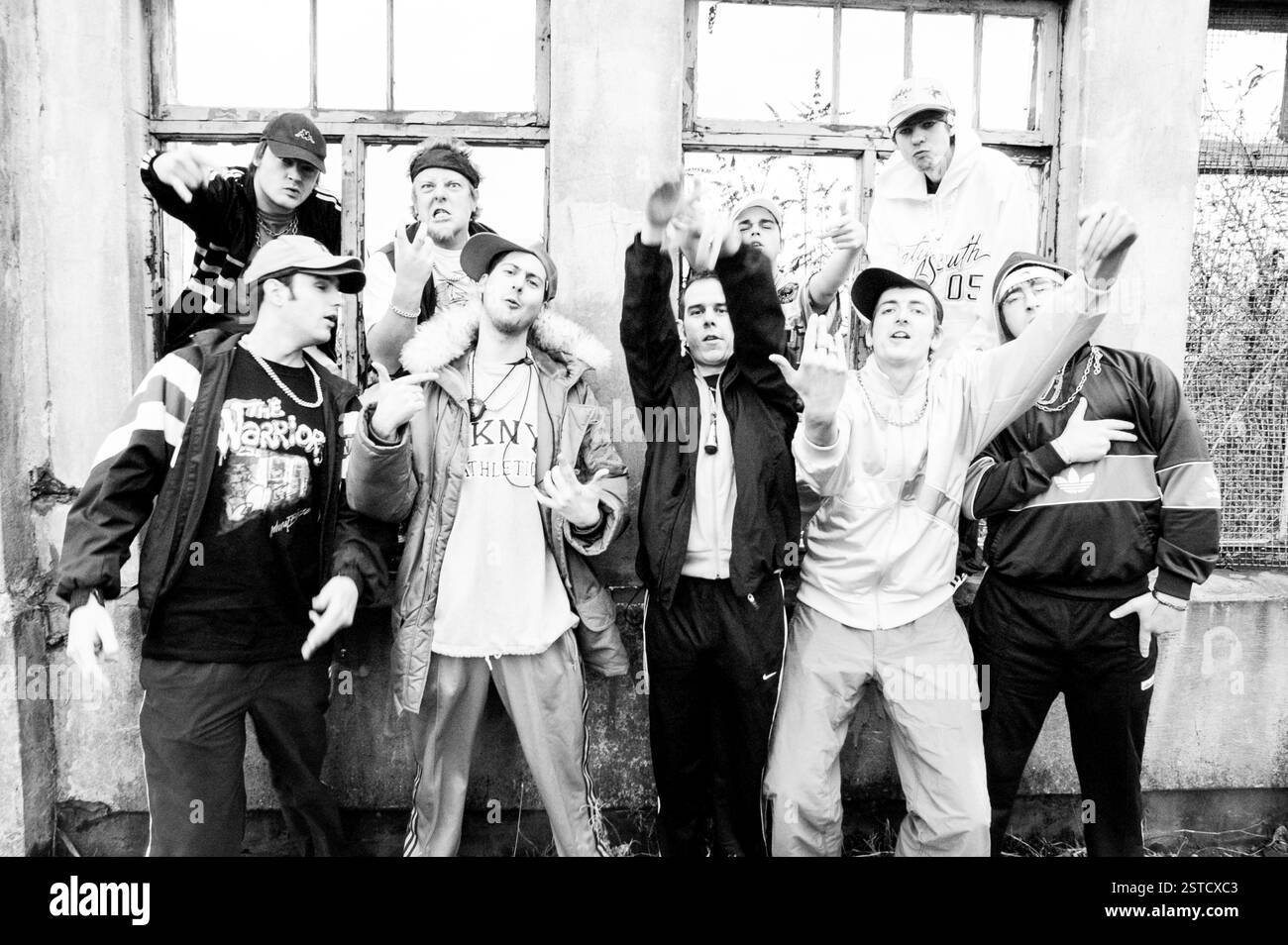 GOLDIE LOOKIN CHAIN, GROUPE COMPLET, LINE-UP ORIGINALE : Goldie Lookin Chain photographié à Newport, le 11 janvier 2004. Photographie : ROB WATKINS. INFO : Goldie Looking Chain est un groupe gallois de comédie rap formé en 2003. Connus pour leurs paroles humoristiques et leurs personnages distinctifs, ils ont gagné en renommée avec des tubes comme « Guns Don't Kill People, Rappers Do » et leur vision satirique de la culture hip-hop britannique. Banque D'Images