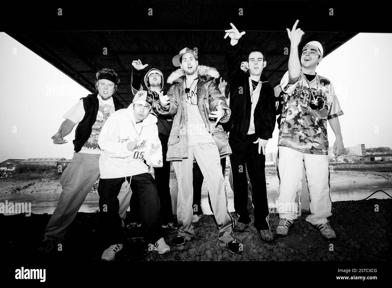 GOLDIE LOOKIN CHAIN, GROUPE COMPLET, LINE-UP ORIGINALE : Goldie Lookin Chain photographié à Newport, le 11 janvier 2004. Photographie : ROB WATKINS. INFO : Goldie Looking Chain est un groupe gallois de comédie rap formé en 2003. Connus pour leurs paroles humoristiques et leurs personnages distinctifs, ils ont gagné en renommée avec des tubes comme « Guns Don't Kill People, Rappers Do » et leur vision satirique de la culture hip-hop britannique. Banque D'Images