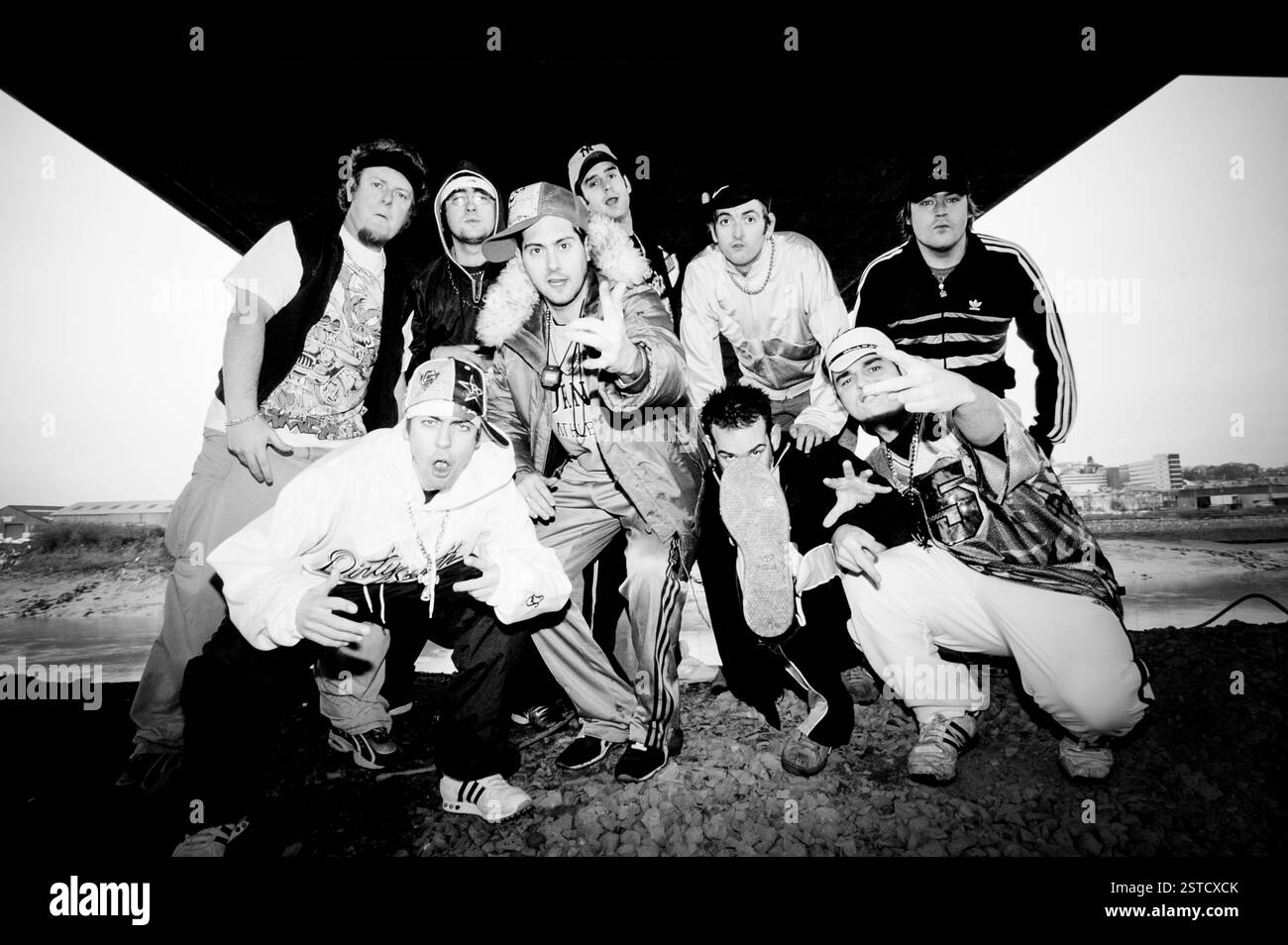 GOLDIE LOOKIN CHAIN, GROUPE COMPLET, LINE-UP ORIGINALE : Goldie Lookin Chain photographié à Newport, le 11 janvier 2004. Photographie : ROB WATKINS. INFO : Goldie Looking Chain est un groupe gallois de comédie rap formé en 2003. Connus pour leurs paroles humoristiques et leurs personnages distinctifs, ils ont gagné en renommée avec des tubes comme « Guns Don't Kill People, Rappers Do » et leur vision satirique de la culture hip-hop britannique. Banque D'Images