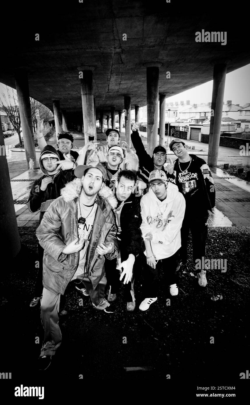 GOLDIE LOOKIN CHAIN, GROUPE COMPLET, LINE-UP ORIGINALE : Goldie Lookin Chain photographié à Newport, le 11 janvier 2004. Photographie : ROB WATKINS. INFO : Goldie Looking Chain est un groupe gallois de comédie rap formé en 2003. Connus pour leurs paroles humoristiques et leurs personnages distinctifs, ils ont gagné en renommée avec des tubes comme « Guns Don't Kill People, Rappers Do » et leur vision satirique de la culture hip-hop britannique. Banque D'Images