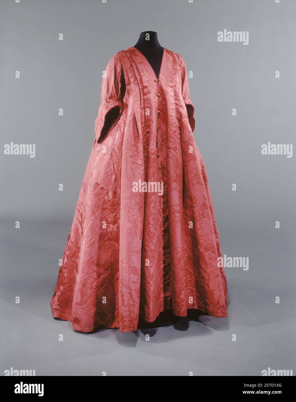 Un dessin tissé avec de grands motifs stylisés, y compris feuillage, fleurs, tulipes, fruits, et des grenades, avec des motifs lambrequins. Ce décor complexe est souvent utilisé dans les textiles pour créer des motifs riches et détaillés. Banque D'Images