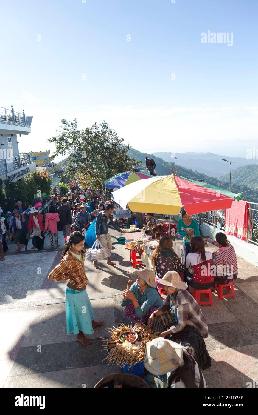 Myanmar, pagode Kyaiktiyo, vendeurs vendant de la nourriture sur le chemin jusqu'au sanctuaire Golden Rock. Le troisième lieu de pèlerinage bouddhiste le plus important en Birmanie. Banque D'Images