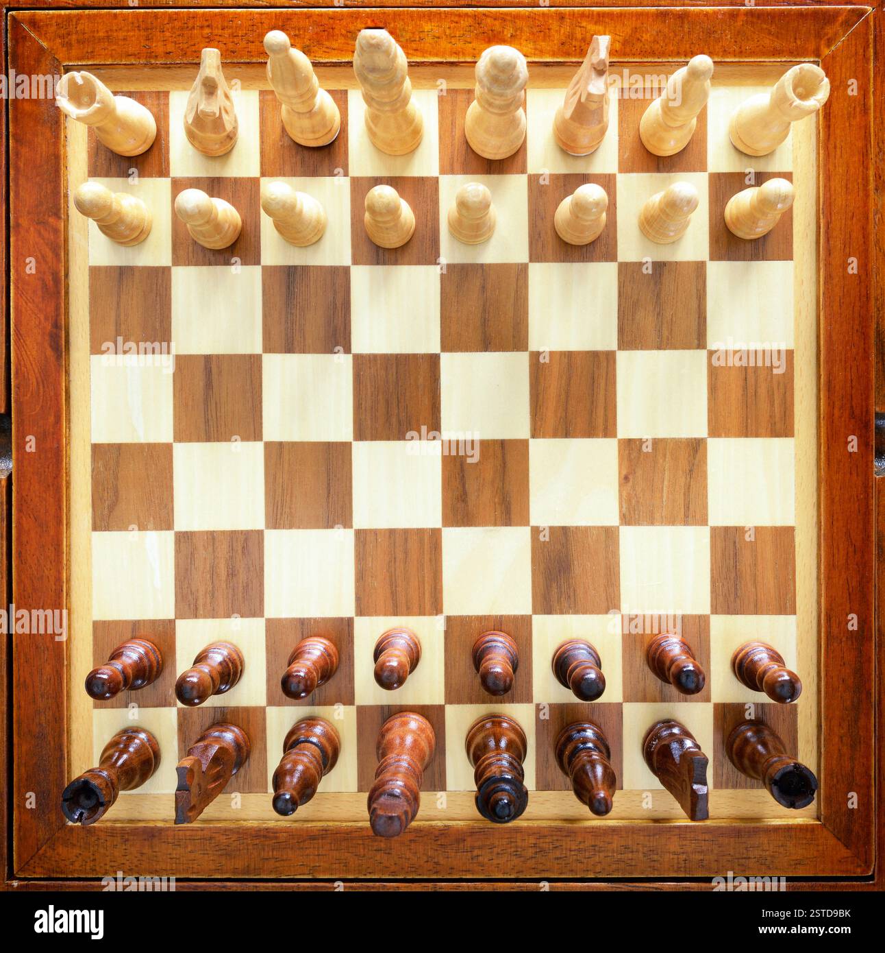 Échiquier avec pièces d'échecs isolées, vue de dessus Banque D'Images